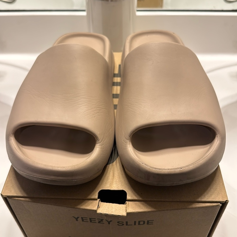 YEEZY SLIDES (UNISEX)